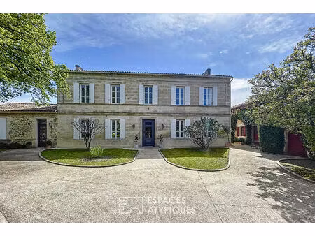maison de maître en pierre avec piscine et dépendance