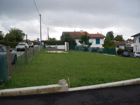 a vendre - arcangues - terrain constructible de 689 m2 - viabilisé et borné .