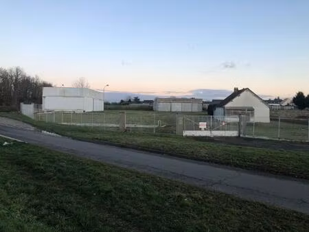 très beau terrain constructible  rare  usage industriel et commercial
