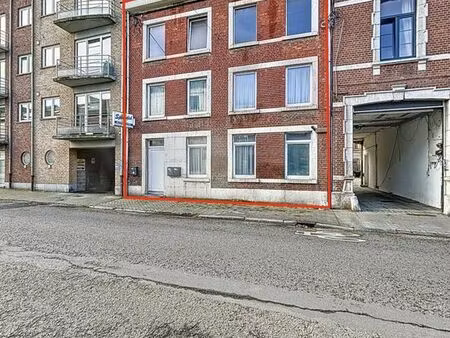 *option* 2 appartements - 6 garages et rez-commercial!