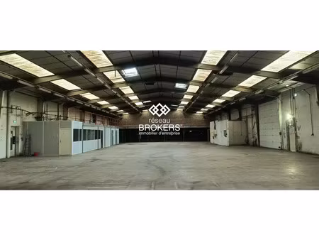 a louer  local d'activité 939 m2 au sol + 200 m2