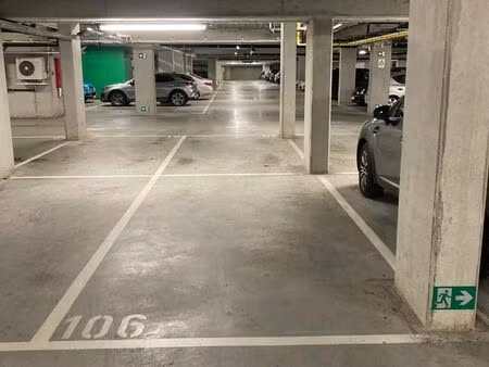 ondergrondse staanplaats op gunstige locatie.