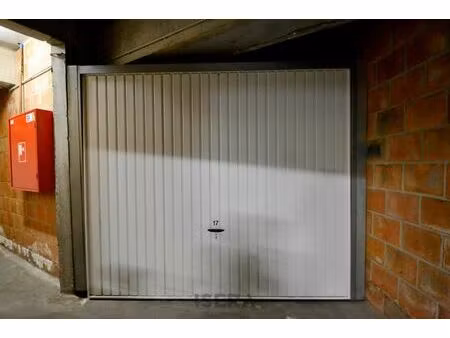 ruimte garagebox in uitstekende staat in centrum torhout