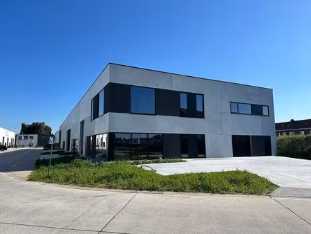 553 m² nieuwbouw kmo-unit met woning op 780 m² terrein