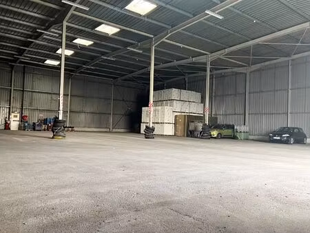 location local d'activités le plessis pate 1 300 m²