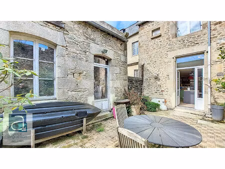 dinan historique : immeuble de style médiéval du xve siècle : habitation et business en co