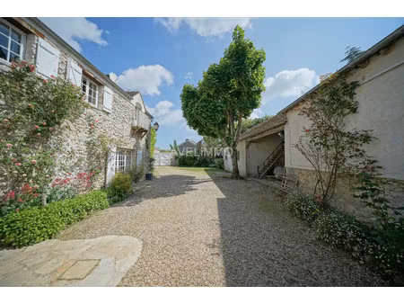 maison ancienne avec grande dépendance