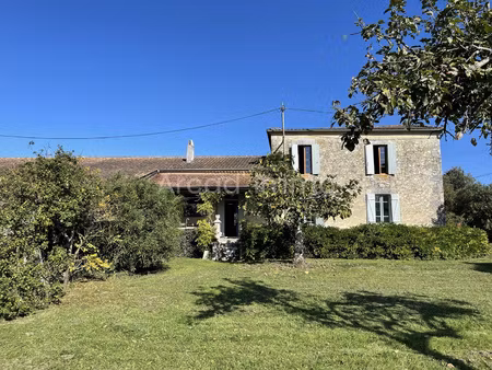 grande maison familiale avec ses dépendances  piscine et vue