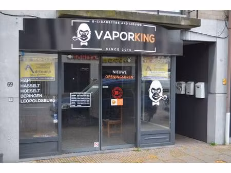 ruim handelspand in het volle centrum vlakbij het station.