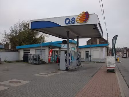 station service q8 en activité avec habitation de plain-pied