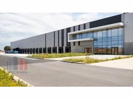 12.953 m² d'entrepôt logistique avec 71 m² de bureaux à p...