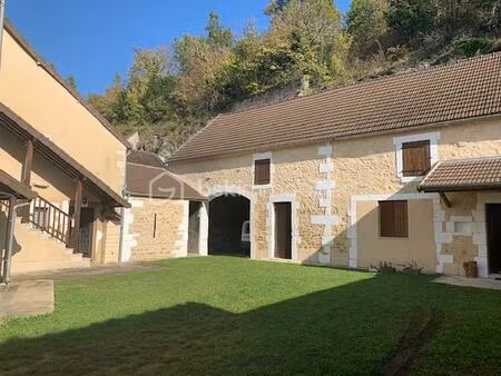 maison de 200 m² à druyes-les-belles-fontaines