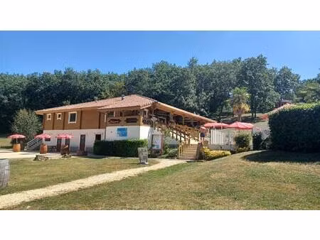 batiment restaurant et locaux avec fond de commerce