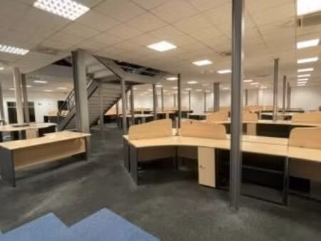 local bureaux 2 129 m²