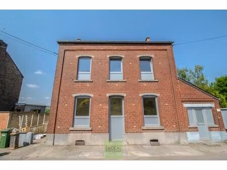 maison 4 façades avec appartement et grand jardin