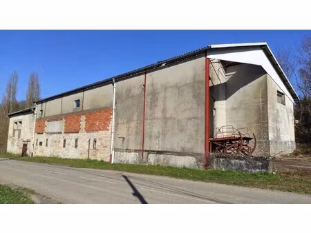 batiment industrielle sur quatre niveaux