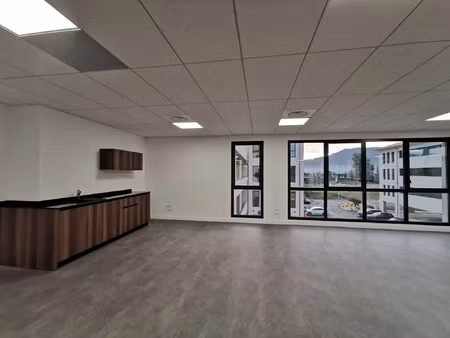 location bureau 182 m² à aubagne (13400)