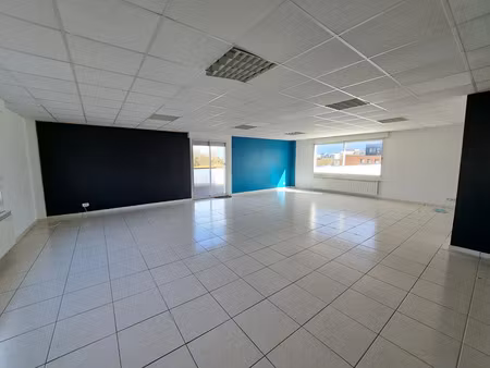 location commerce 2 pièces 85 m² à saintes (17100)