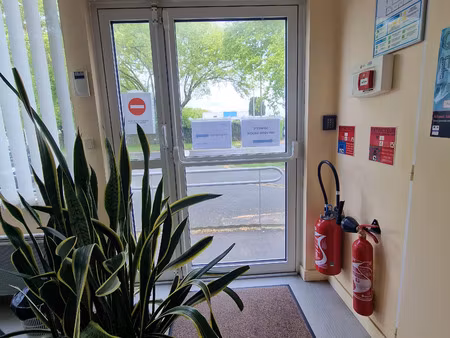 location commerce 230 m² à saintes (17100)