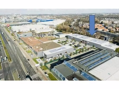 entrepôt à louer à un emplacement de choix le long de l'auto
