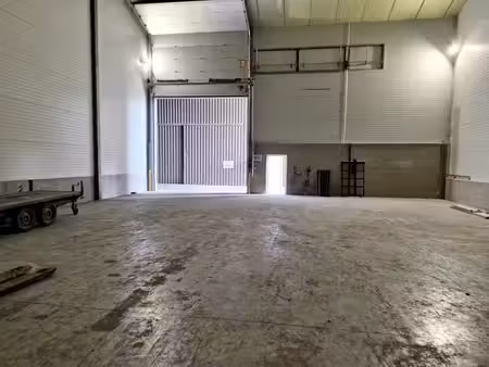 entrepôt isolé et ventilé 300 m² – 2 min e411