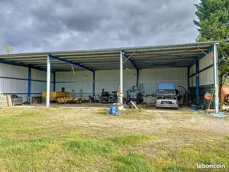 terrain industriel avec hangars