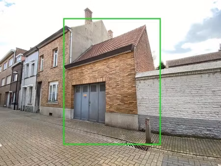 garage gelegen op bouwgrond voor gesloten bebouwing