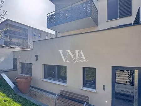 local 129 m² jassans-riottier