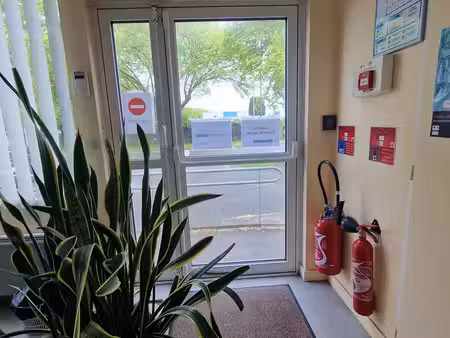 location local commercial saintes 17100 - - surface privée