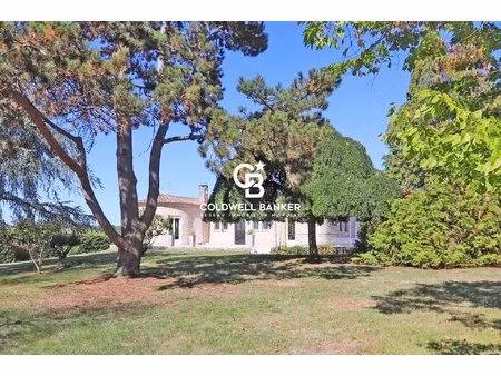 maison en pierres  piscine  jardin