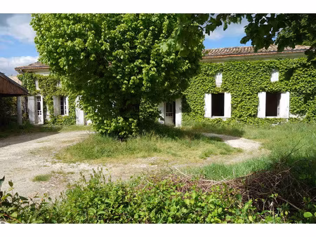 au calme dans un hameau maison en pierre avec dépendances à