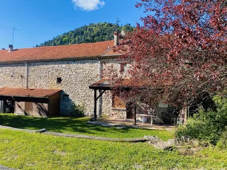 ancienne ferme avec dépendances sur 4395m²