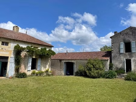bel ensemble - corps de ferme avec 3 maisons  un hangar  jardin et verger