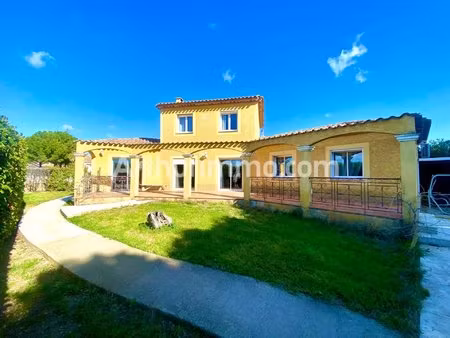creissan   villa traditionnelle 176m² avec piscine  garage et jardin