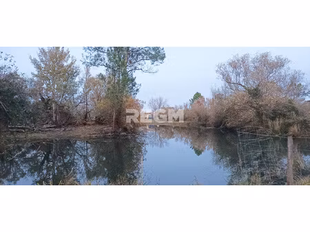 prl sur terrain avec plans d'eau