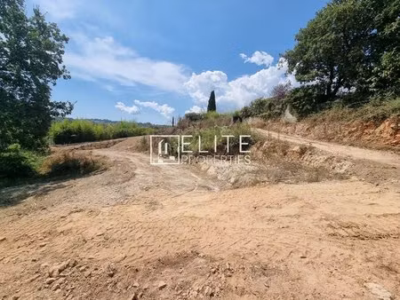 terrain constructible 1570m² au calme peymeinade