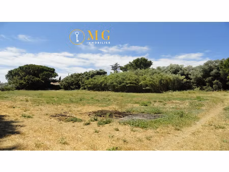 terrain 1 074 m2 dont 664 m2 constructibles à saint-gilles