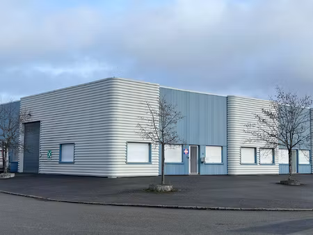 local 225 m2-ste luce sur loire