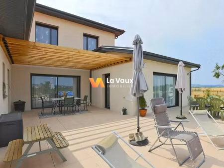 pavillon récent de 205 m² habitables