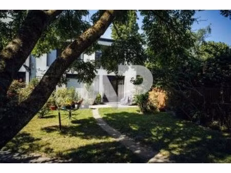 studio dans une copropriété verdoyante  idéalement situé en cent