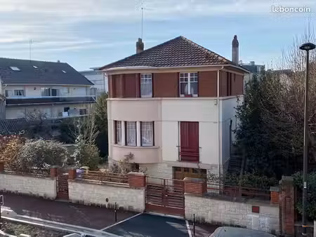 maison d'architecte dans son écrin de verdure