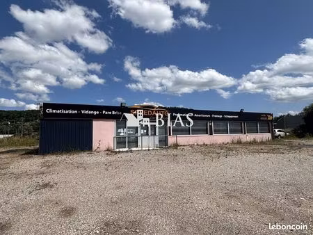 local 403 m² brionne