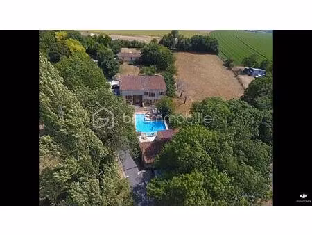 maison d hote de 550 m² à saint-pierre-de-juillers