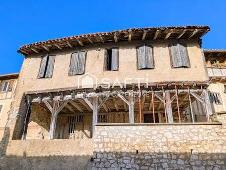bâtisse du xiie à rénover  200 m² au cœur du village