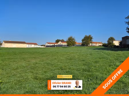 terrain constructible oradour sur glane - 1406m² - hyper centre-bourg