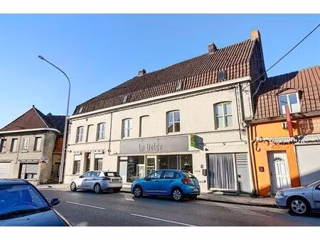 immeuble avec 2 appartements  une surface commerciale et une