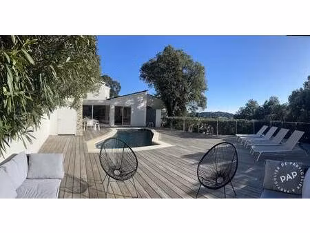 **très jolie maison contemporaine  entièrement rénovée**  avec piscine privée et superbe v