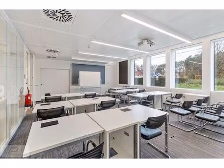 bureau de 1.000 m² à louer avec grand parking extérieur