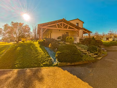 sur les hauteurs  maison de 135 m² avec vues  3 chambres  terrasses  garage  sur terrain a