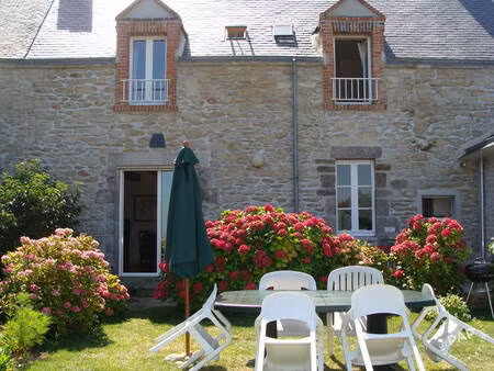 dans une propriété de caractère de 1821  maison spacieuse et rénovée avec vue sur mer  gra